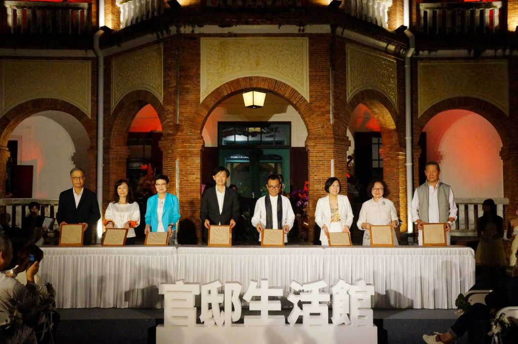 知事官邸生活館開幕儀式 由台南市文化局長葉澤山（左四）知事官邸生活館總監呂賢文（右四）等八人印下手印揭開序幕