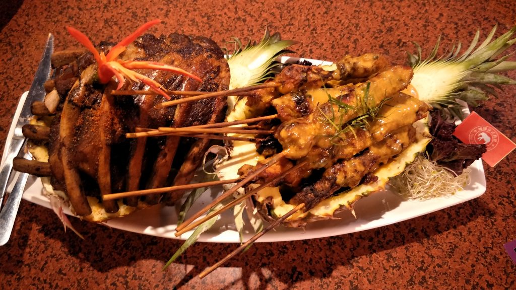 南洋烤沙嗲雞肉串+豬助排 攝影:林志毅
