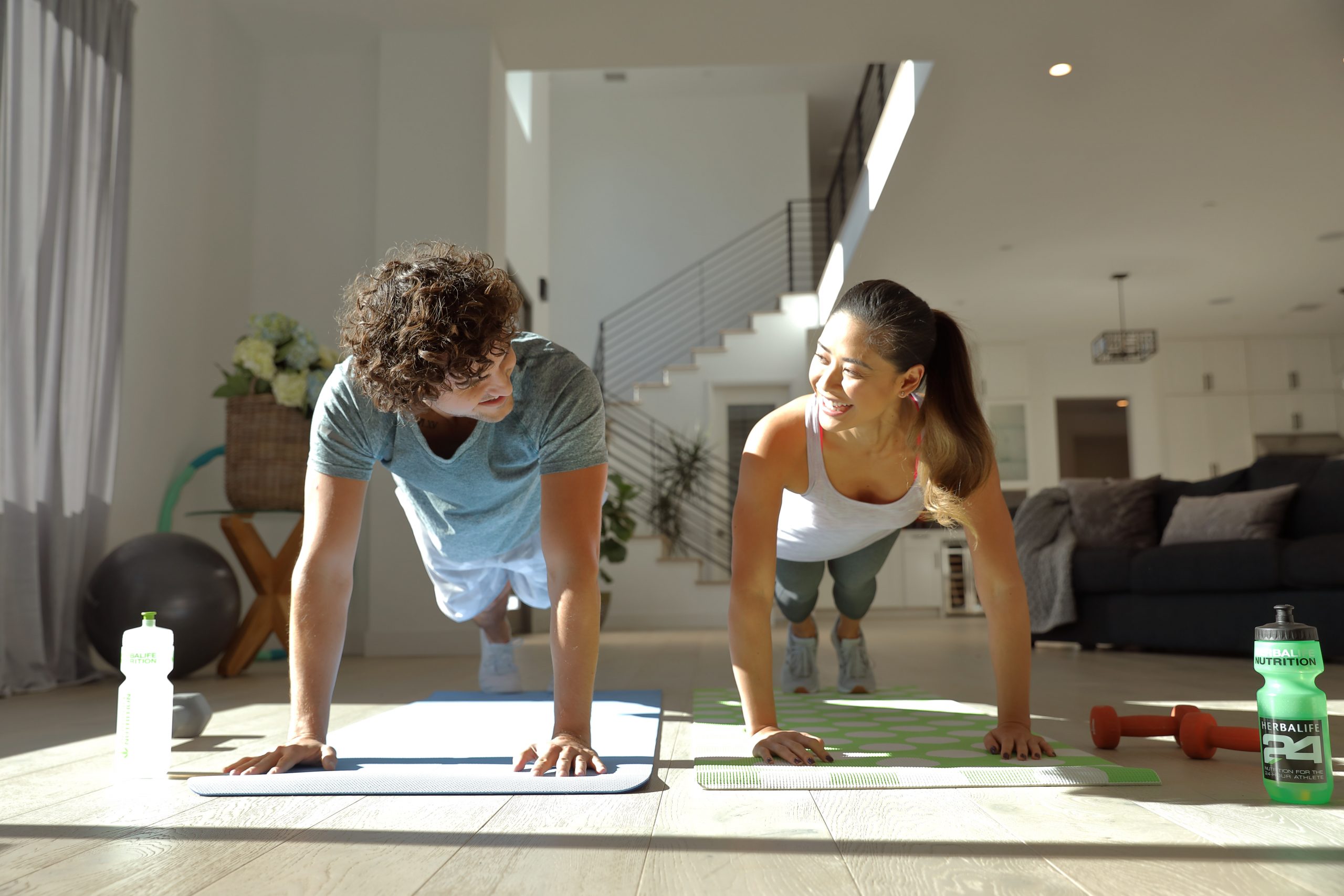 居家防疫也不忘運動，深蹲可鍛鍊臀腿功能，強健身體