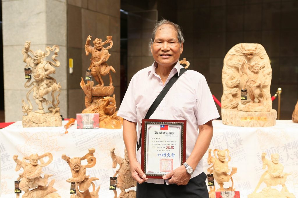 立體雕刻組冠軍李子旺佛具雕刻經驗超過50年