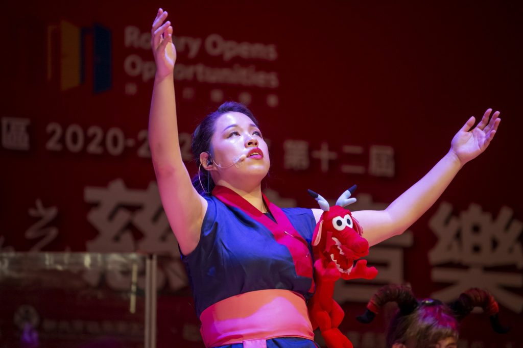 《誰在月光下唱歌》類音樂劇-視障音樂人江尉綺飾演花木蘭玩偶
