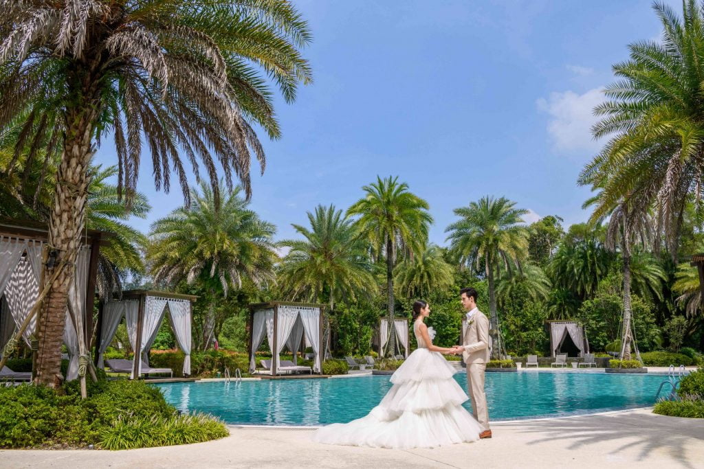 現在的新人們喜歡在浪漫的戶外舉行婚禮，在充滿峇里島風情池畔舉行，更是浪漫無比