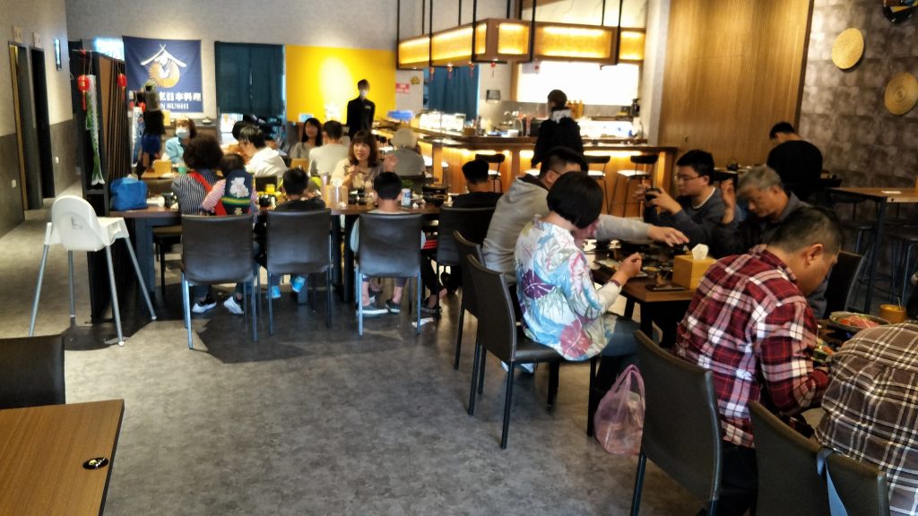 「鮨吉割烹日本料理」擁有一間開放式用餐空間，整體裝潢很有日本風格，座位排列有序，坐起來很寬敞