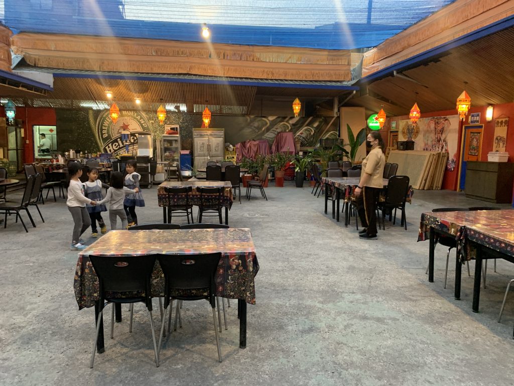 埔里娜娜泰式料理廣大的中庭用餐區 攝影:林志毅