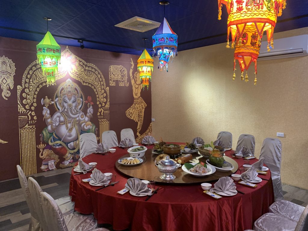 埔里娜娜泰式料理其中一間包廂，大牆面彩圖和泰式燈罩，網美拍照新景點 攝影:林志毅