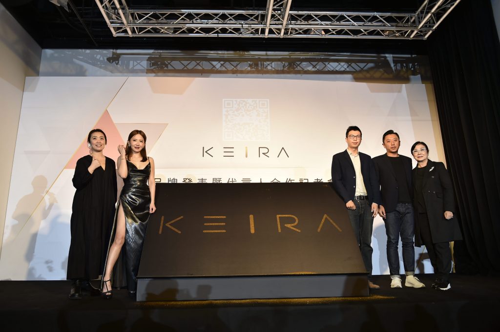 左1.Keira品牌CEO:Keira 左2.謝忻 為Keira品牌發表啓動加油 相片提供:Keira品牌