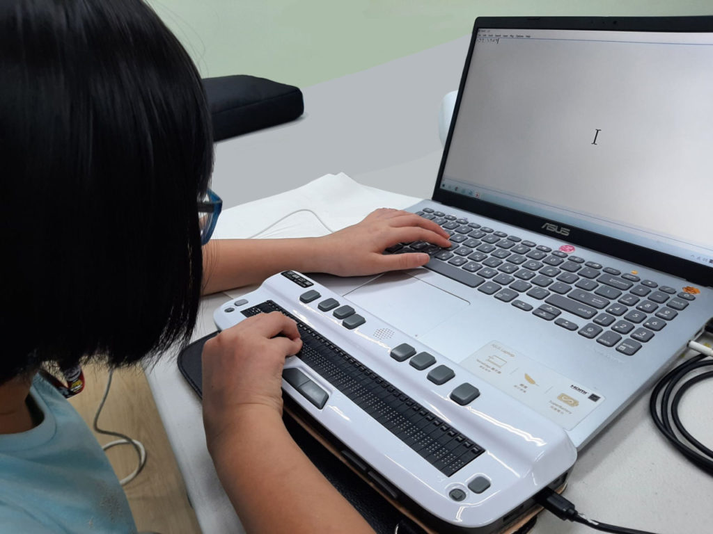 疫情下的視障生學習，PAVI結合教育部青年發展署暑期職場體驗計畫，進行一系列的線上活動與伴讀(圖片提供:台北市視障者家長協會PAVI)