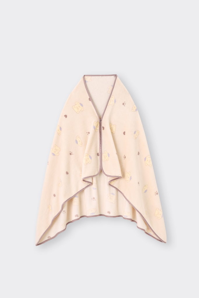 GU網路商店將於11月8日獨家販售GU與「Sanrio三麗鷗」聯名家居系列，推出粉嫩色系的珊瑚絨居家服組及保暖刷毛毯，讓女孩們溫暖愜意地度過今年冬天。