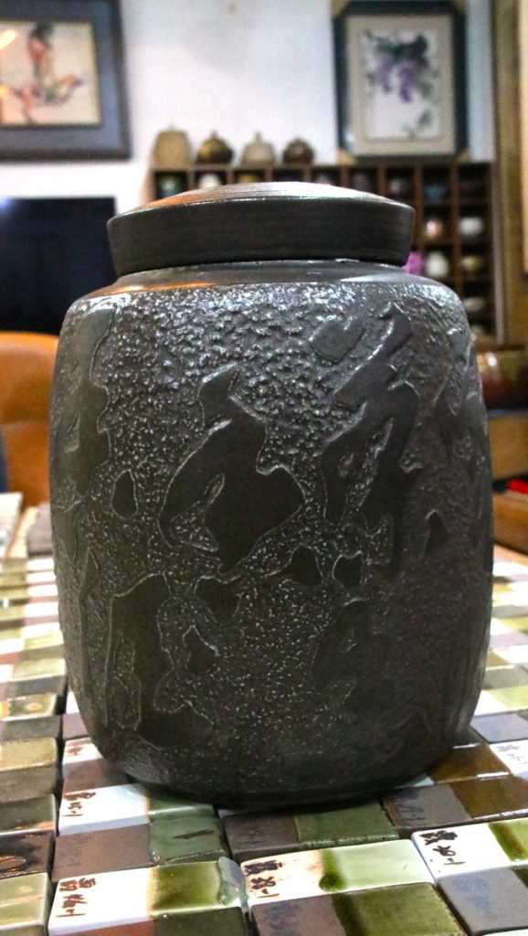 路慶麟的生活陶近期作品，在茶罐上書法陽刻。（圖/陳惠玲攝影）