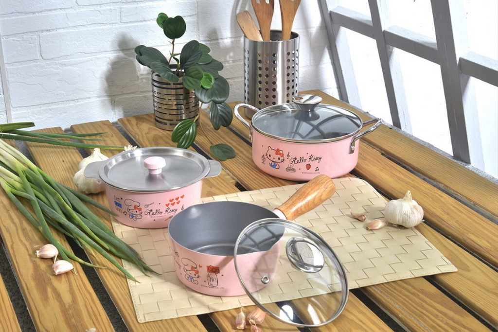 7-ELEVEN推「HELLO KITTY鍋具」，粉嫩色系妝點居家廚房，同時療癒做菜時光!