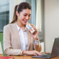 《杏仁果效果》原味及無糖兩種口味，小瓶裝方便飲用，適合在辦公室裡當做早餐或點心(照片提供：台灣格力高)