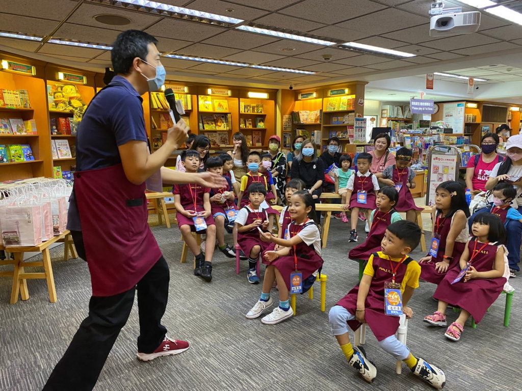 台北市重南書街促進會為小朋友辦理閱讀活動,在遊戲中學習