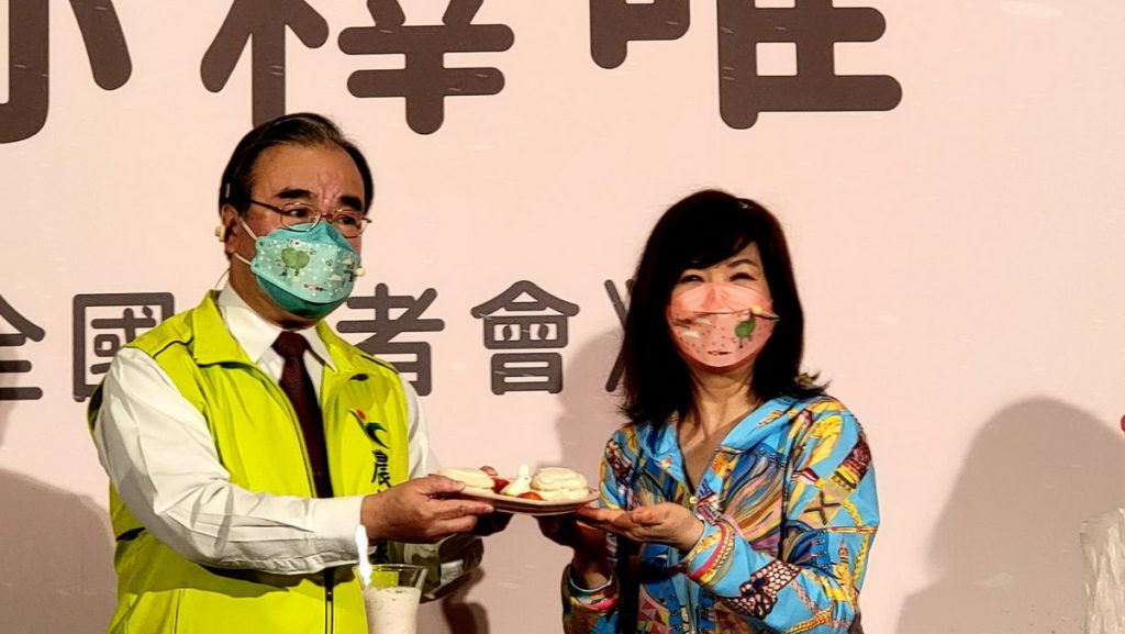 胡忠一署長與名廚林秋香老師現場示範製作鳳梨釋迦濃情蜜意甜點套餐