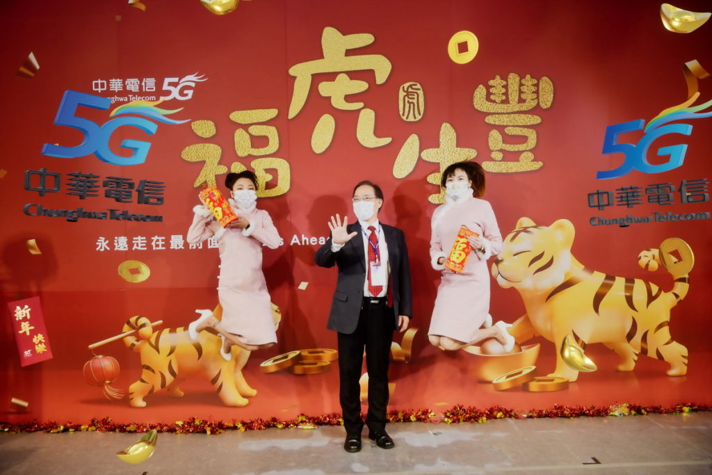 中華電信於台灣燈會展場提供全台首次展演4d全視角ar服務。圖中為中華電信董事長謝繼茂親臨會場參與體驗。