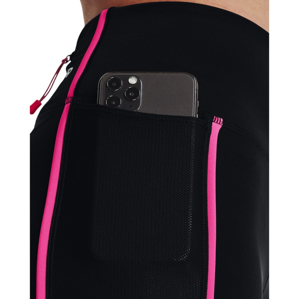「UA RUN ANYWHERE」女款短褲於側邊及腰後設有拉鍊口袋，便利收納設計讓跑者能輕盈敏捷