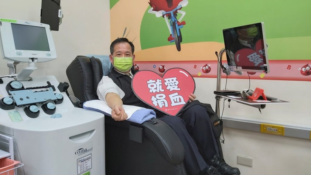 彰化縣警察局員林分局副分局長蕭小林在南投捐血室捐血時畫面。（圖/陳惠玲攝影）