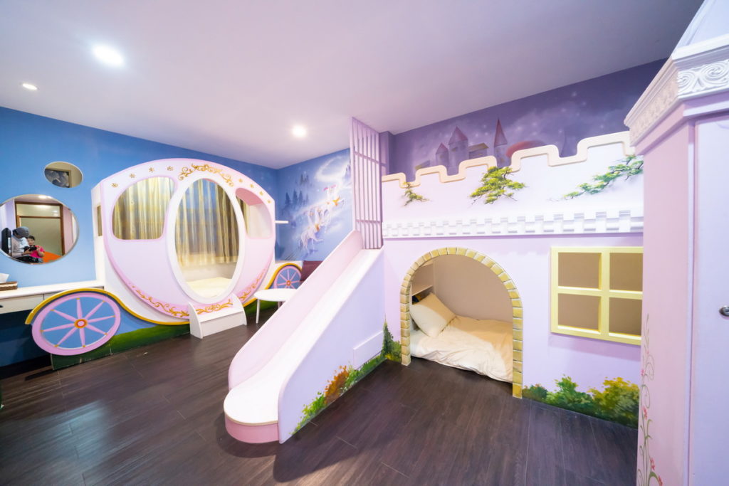 「台南」親子民宿「築樂窩」設置夢幻灰姑娘房型，房間內的溜滑梯非常適合孩子放電。(圖片由Booking.com提供)