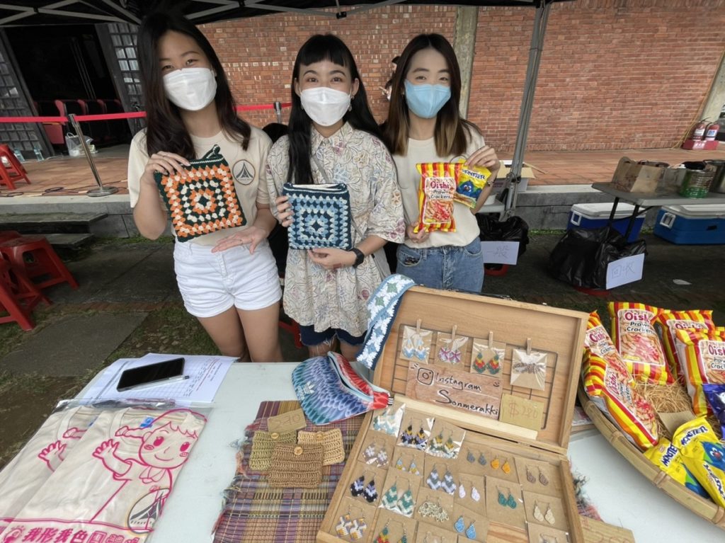 馬來西亞羅樂晴(中)和同學組成攤位，展示傳統手做編織產品（圖/東海大學提供）