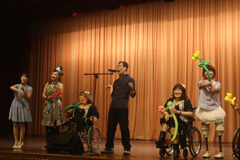 「混障綜藝團」到台中市新民高中大禮堂演出，以音樂舞蹈之美散播溫暖，生命韌性感動台下師生，博得掌聲。圖／新民高中提供