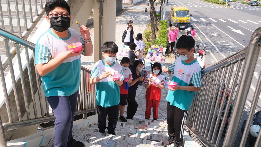 崇文國小學生與社區居民及志工一起彩繪天橋