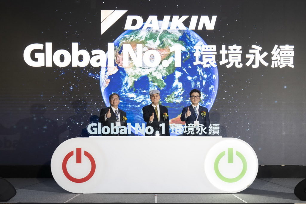 2022日本大金空調年度發表會儀式(由左至右分別為大金空調林鴻志總經理、大金空調董事長蘇一仲、大金空調副總經理田中敏之)