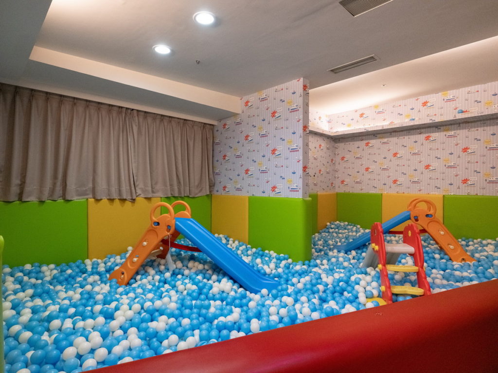 「宮賞藝術大飯店」除了提供多樣化主題房型，更為孩童設置專屬遊戲空間。(圖片由Booking.com提供)