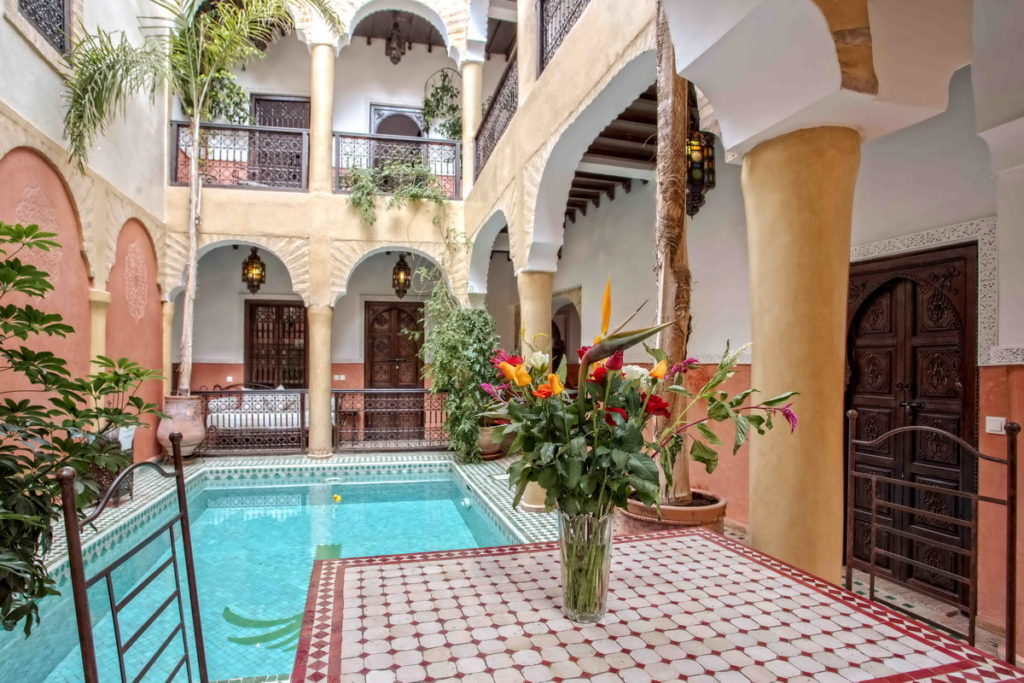 若想享用有機摩洛哥料理， Booking.com 推薦下榻「里亞德伊特蘭酒店」，建築為摩洛哥傳統連排住宅，處處可見精美雕飾。(圖片由Booking.com提供)