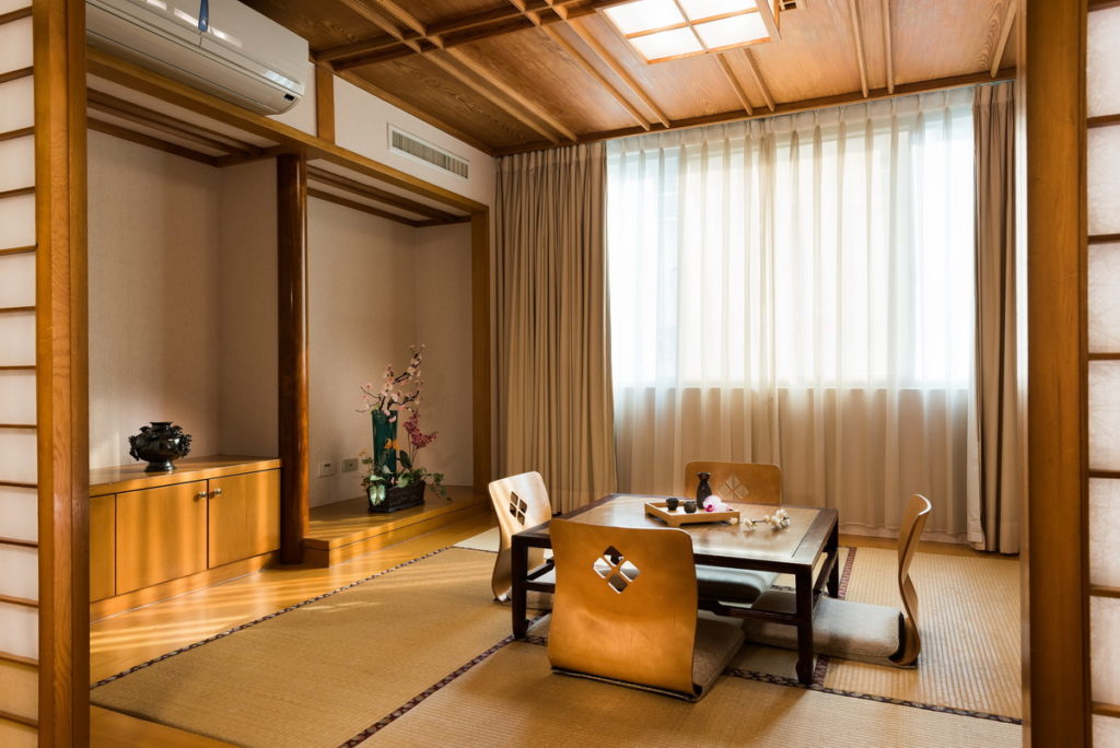 「台南大飯店」的日式套房附設和風小客廳，日式擺設精緻細膩。(圖片由Booking.com提供)