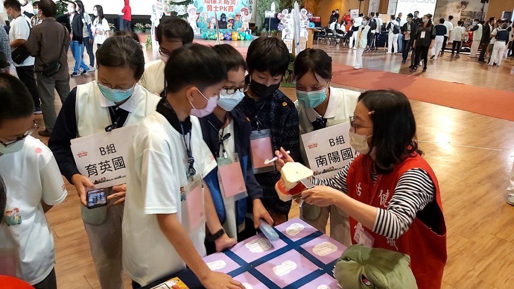 B組選手參與台中市政府精心準備的環保衛生教育防災體驗遊戲。（圖/陳惠玲攝影）