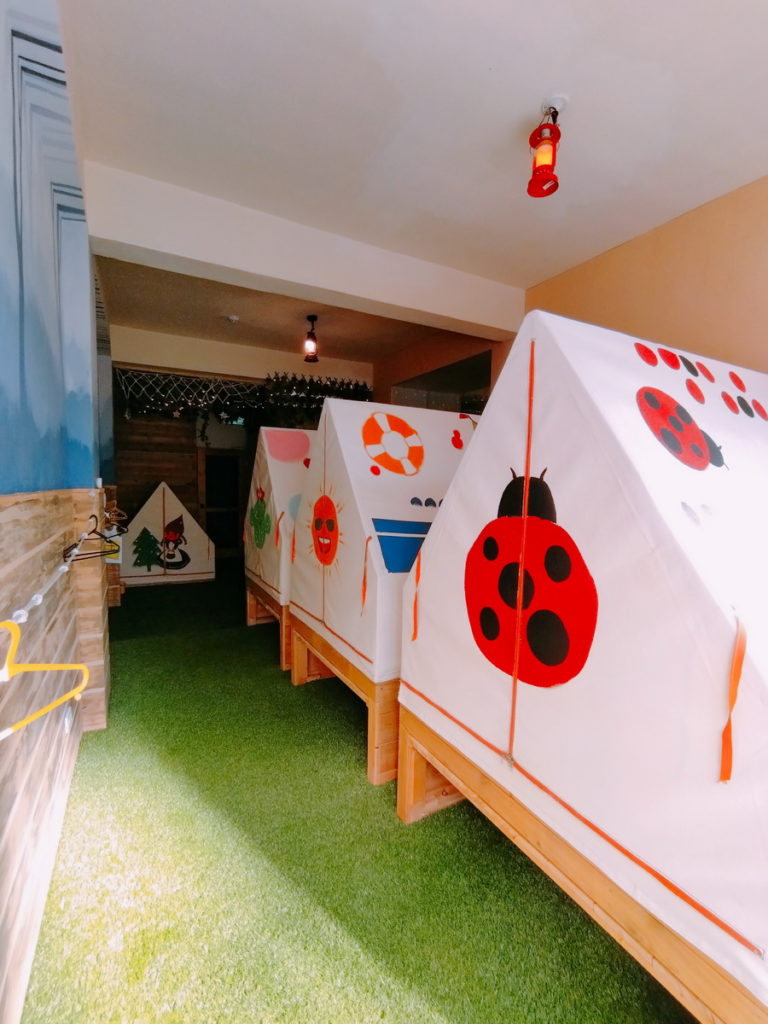 「棚棚屋室內帳篷民宿Inn」的特色帳篷床位，讓入住旅人享受室內露營樂趣。(圖片由Booking.com提供)