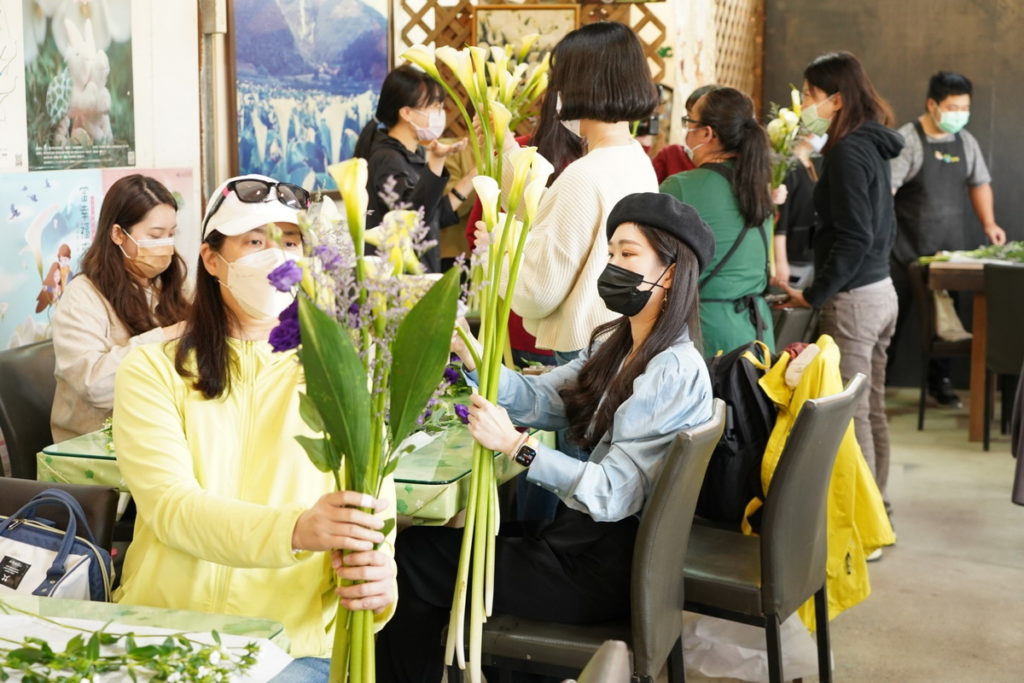 非假日則由台北市農會規劃一日遊豐富套裝行程，帶領遊客體驗親手採海芋樂趣