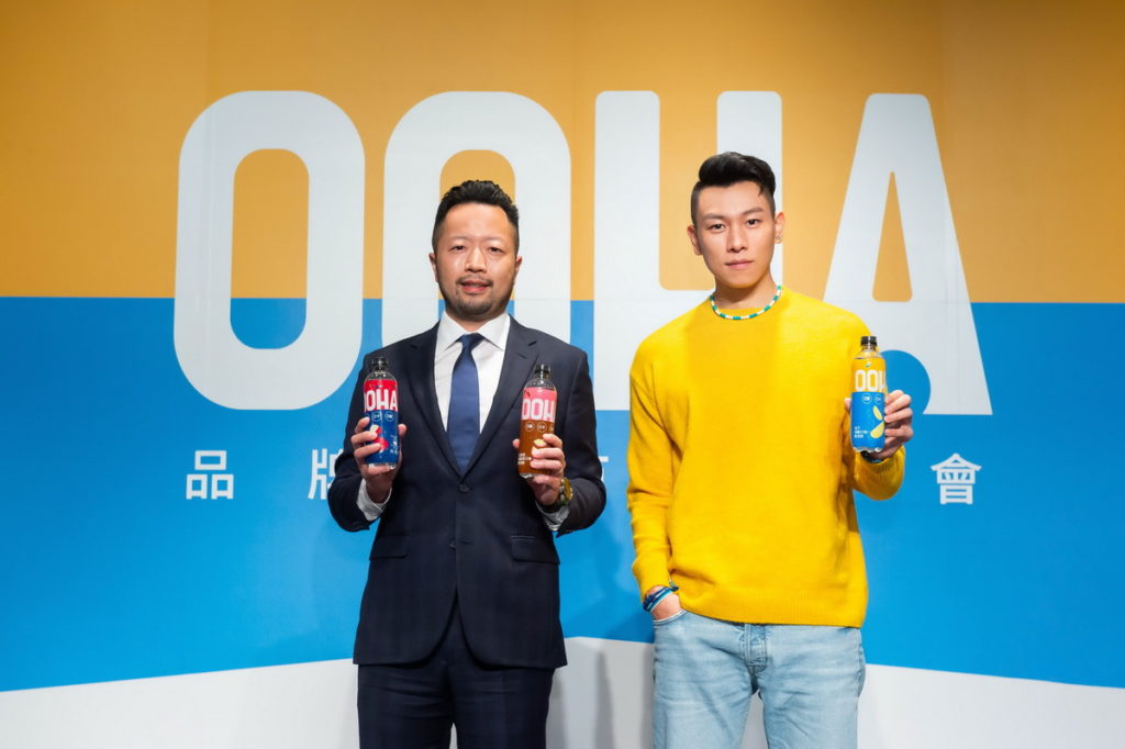 可口可樂台灣總經理陳正峰與品牌瘦子E.SO邀請消費者一起感受「OOHA」氣泡飲清爽氣泡口感帶來的「0感爆發」(可口可樂公司提供)