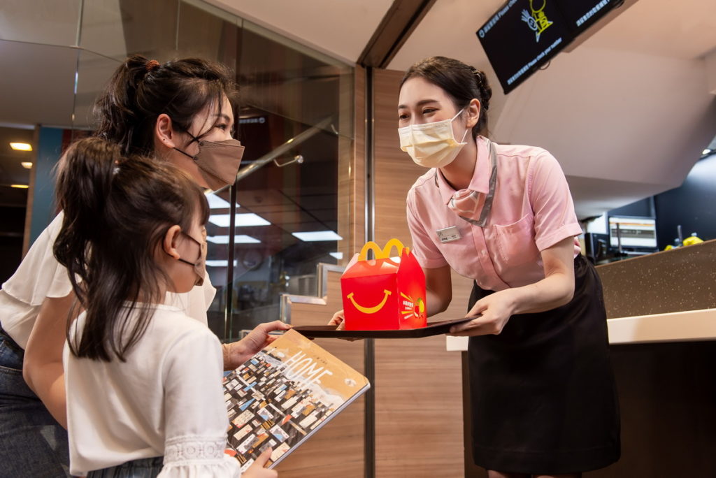台灣麥當勞首度推出「麥麥共讀日」，凡於4月4日當天上午10：30起，至麥當勞餐廳購買Happy Meal麥麥盒四件組，即可獲得「義大利波隆那兒童書展拉加茲獎」故事類首獎繪本《HOME》