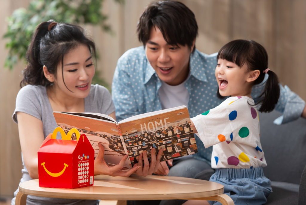鼓勵家長當孩子的朋友、用共讀開啟對話，麥當勞特別在兒童節推出