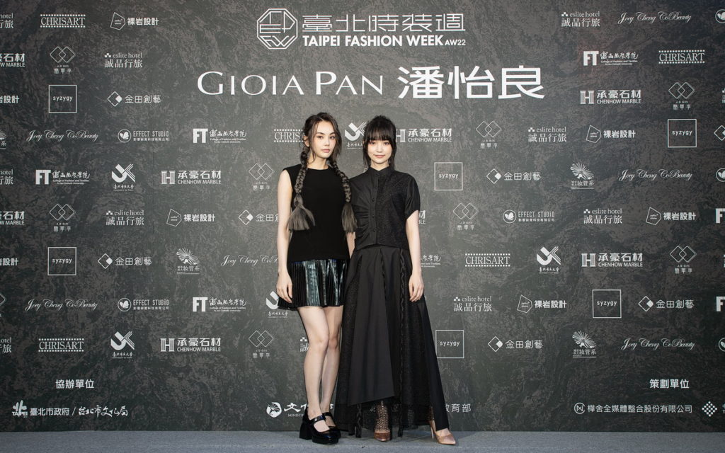 圍棋女神黑嘉嘉(右)與姊姊黑萱萱(左)