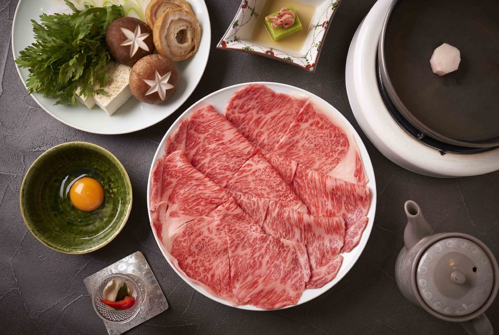 百年壽喜燒名店「Chinya」最講究牛肉品質，每塊肉油花都保持在「適度霜降」狀態，讓人垂涎三尺。（圖片來源：ⒸWDI GROUP）