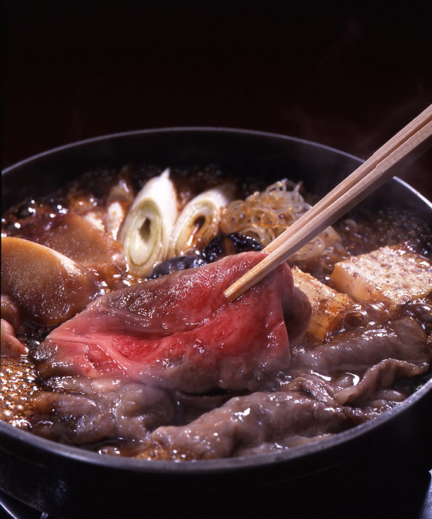 「Chinya」煮製壽喜燒時，主角是牛肉，調配的醬汁更是美味的靈魂。（圖片來源：ⒸWDI GROUP）