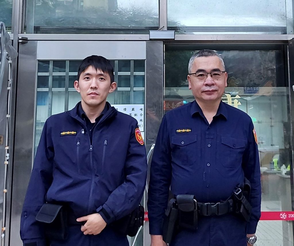 康樂派出所警員夏永剛(左)，許維欽(右)
