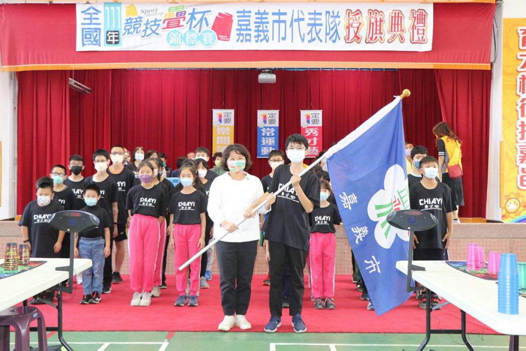 市長授旗給民生國中代表郭廷宇同學
