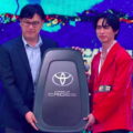 東森新媒體總經理陳安祥(左)，頒獎給聲林之王第三季總冠軍柏霖(右)(圖／翻攝自YouTube《聲林之王》)