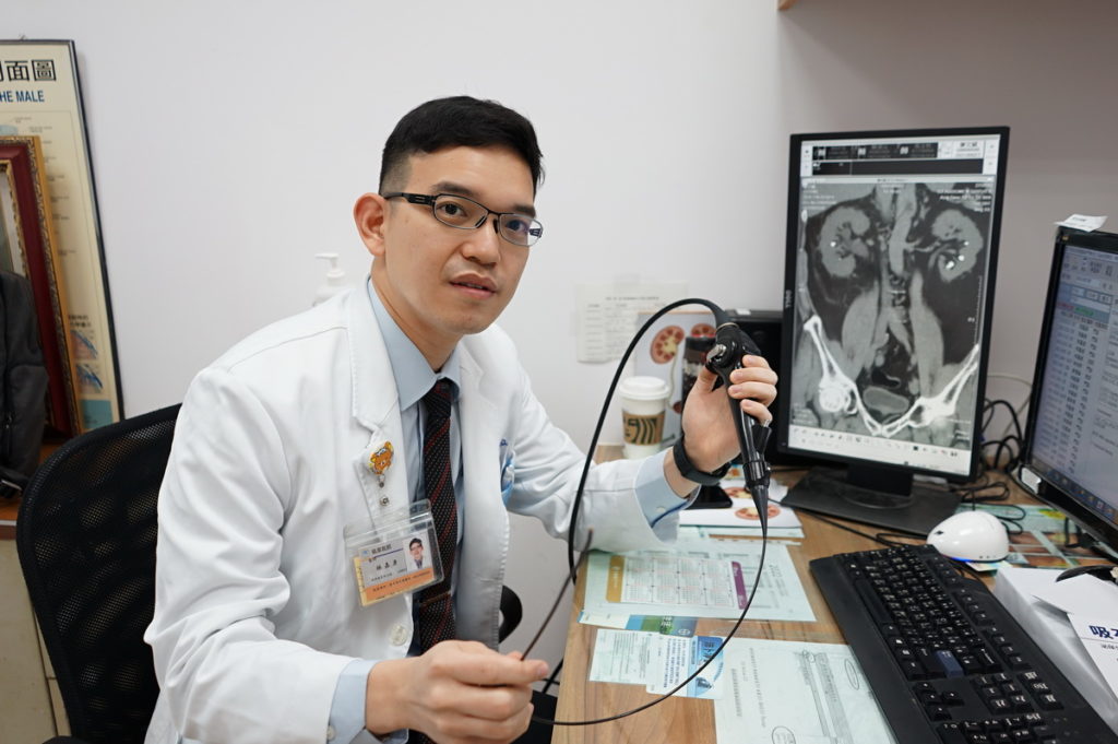 林嘉彥醫師指出，軟式輸尿管腎臟鏡搭配吸石清專利負壓導管，優點是感染風險少，比傳統手術更安全