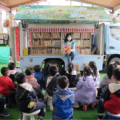麗嬰房小象行動圖書車的志工們陪伴孩子透過閱讀開啟不一樣的視野