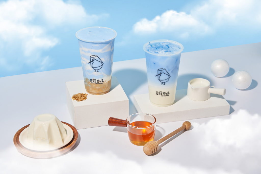 發發推出全新「飄飄藍系列」，以具有療癒力量的藍色打造「浪花朵朵蜜糖優格」、「晴空朵朵鮮奶茶」兩款飲品