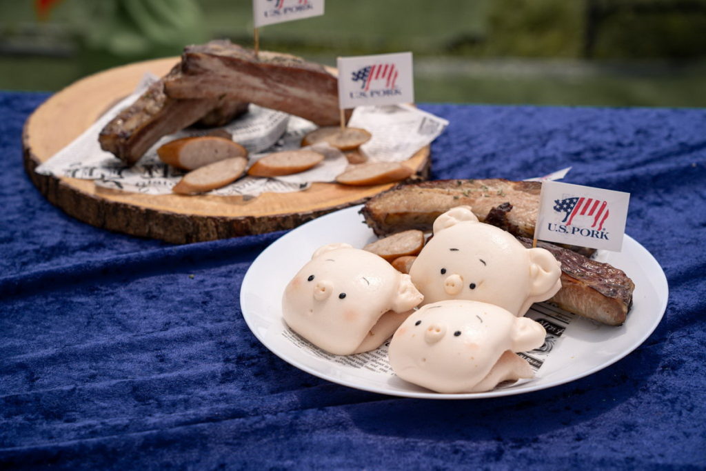  自然健康的美國豬肉鮮甜多汁由主廚料理成各式星級野餐料理「豬美美刈包野餐盒組」，廣受野餐民眾歡迎。