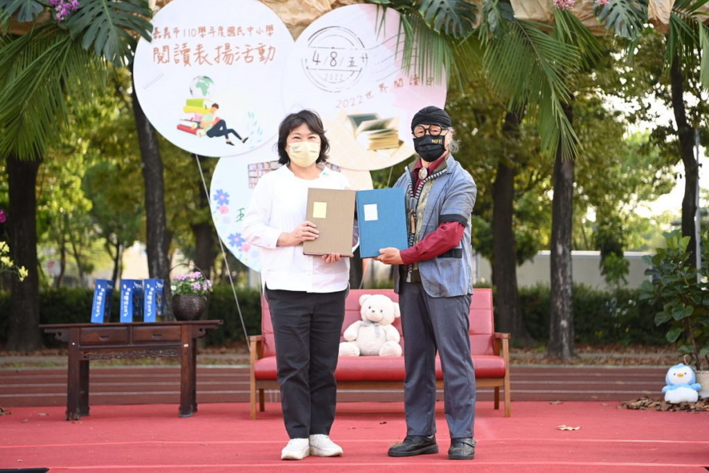 黃敏惠市長代表接受楊夏蕙老師贈書