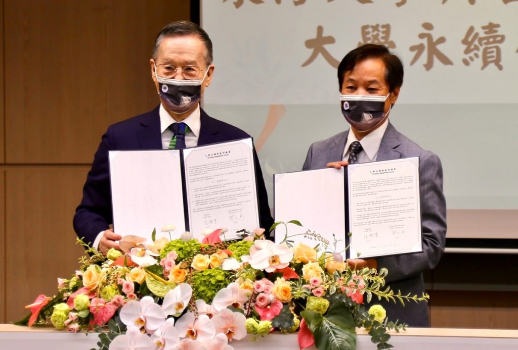台灣永續能源研究基金會董事長簡又新(左)、東海大學校長張國恩代表簽署「大學永續發展倡議書」後合影（圖/東海大學提供）