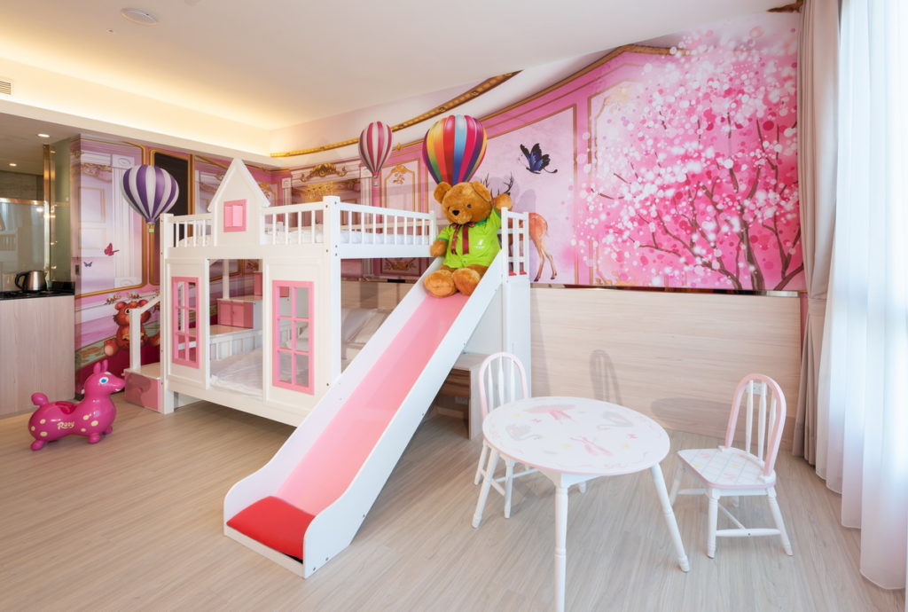 「禾風新棧度假飯店」特別將親子房型的上下床舖打造成城堡造型溜滑梯，就像孩子的專屬遊樂園。(圖片由Booking.com提供)