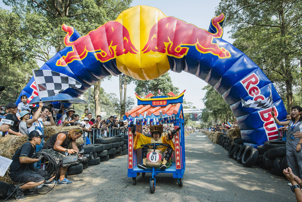 2017 Red Bull皂飛車參賽者發揮創意，連土地公都來湊一腳，2022台灣Red Bull 飛行日邀請民眾一同來「搞飛機」