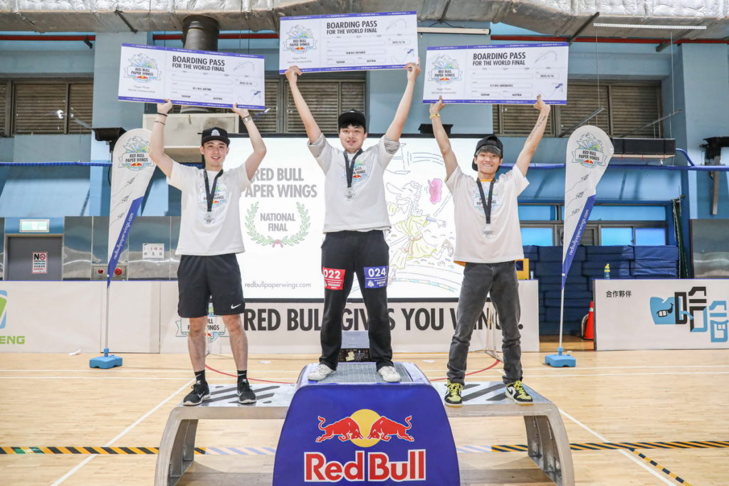 2022 Red Bull Paper Wings世界紙飛機大賽台灣決賽三位冠軍合照（由左至右）飛久冠軍彭楷宸、飛遠冠軍沈立謙、花式冠軍馬成發