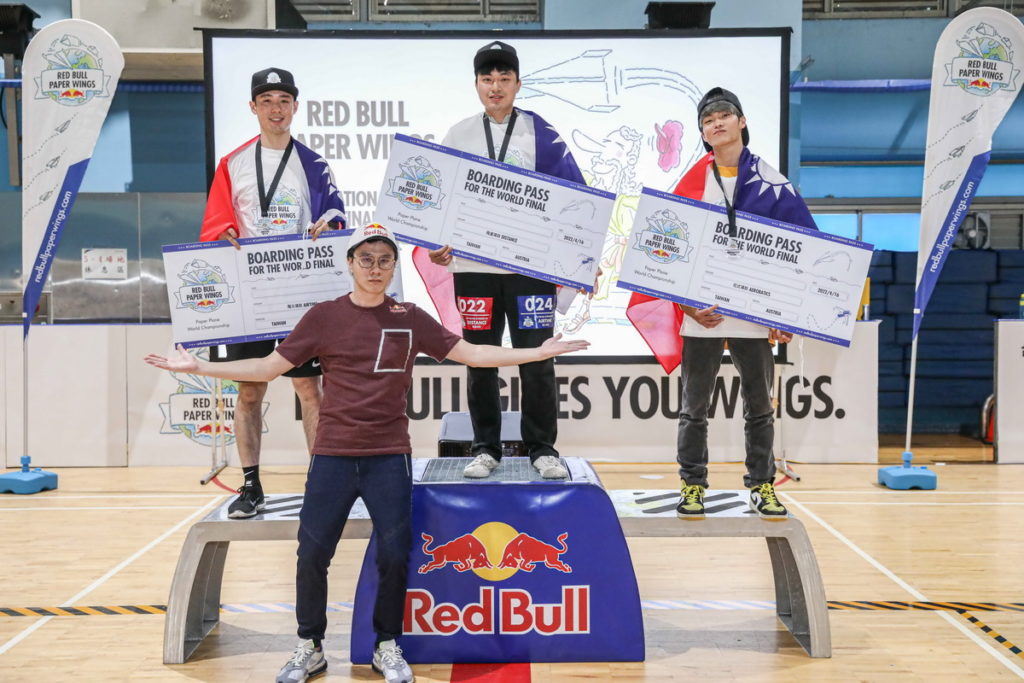 2022 Red Bull Paper Wings世界紙飛機大賽台灣決賽三位冠軍與頒獎嘉賓-Red Bull電競選手石油王合照（由左至右）飛久冠軍彭楷宸、飛遠冠軍沈立謙、花式冠軍馬成發